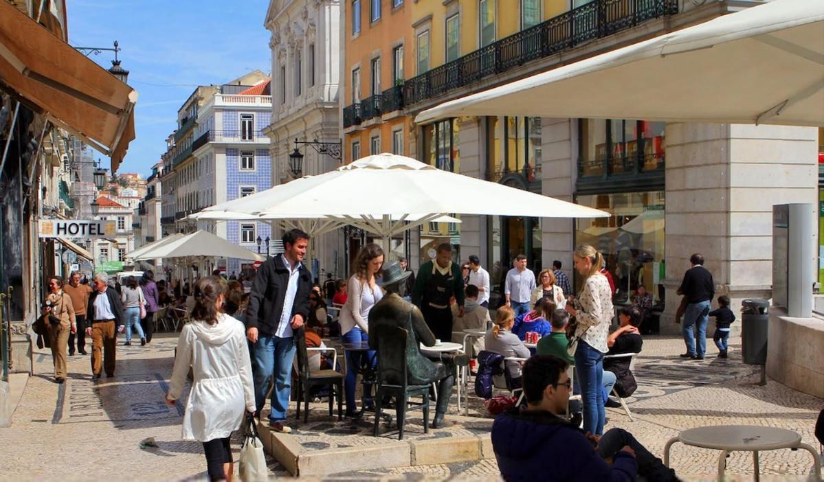 Charming Equipped Ac Lift Parking 4p Apartment Lissabon