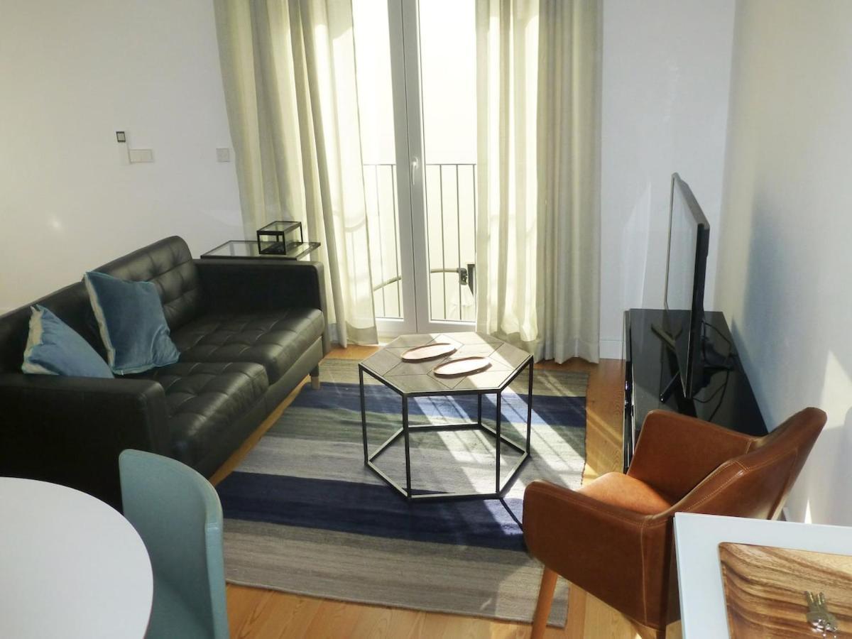 Charming Equipped Ac Lift Parking 4p Apartment Lissabon