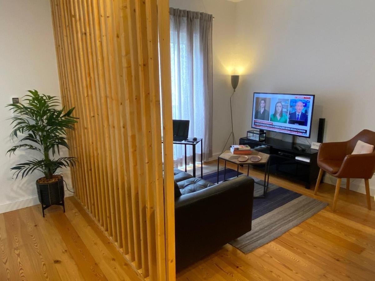 Charming Equipped Ac Lift Parking 4p Apartment Lissabon